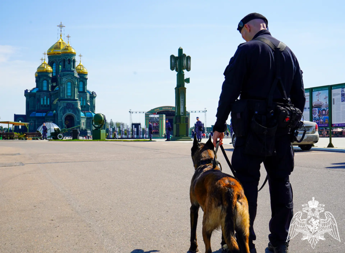 Росгвардейцы обеспечили правопорядок при проведении Божественной литургии в Подмосковье (видео)