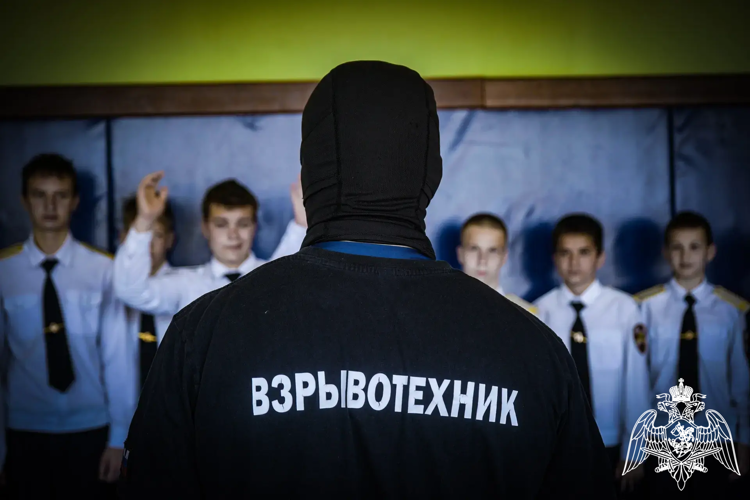 Сотрудник спецподразделения Росгвардии провёл мастер-класс для кадетов в Подмосковье