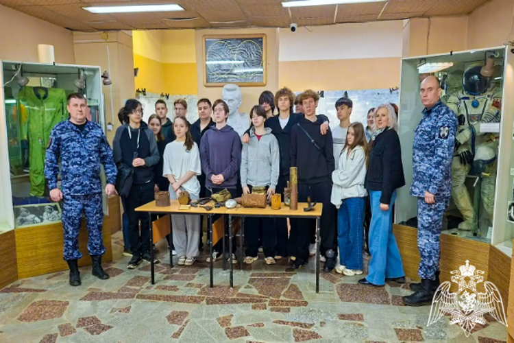 Росгвардейцы провели патриотическое мероприятие для учащихся школ и техникума в Подмосковье 