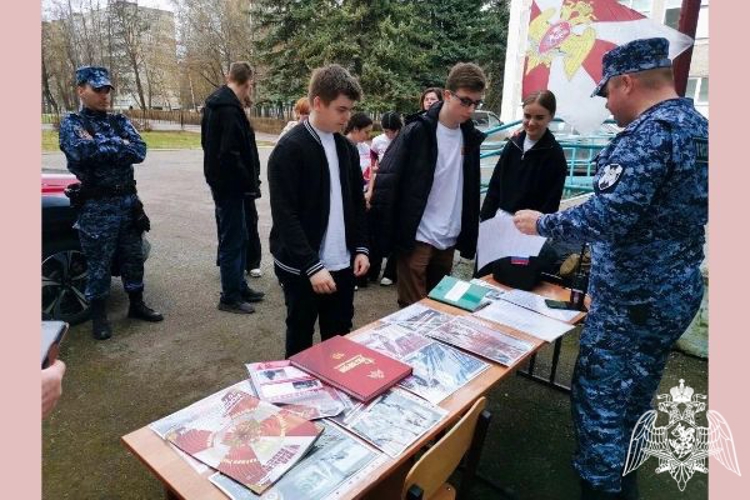 Росгвардейцы познакомили школьников со своей службой в Подмосковье