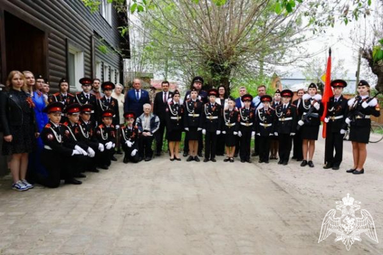 Сотрудники подмосковного главка Росгвардии приняли участие в акции «Парад у дома ветерана»
