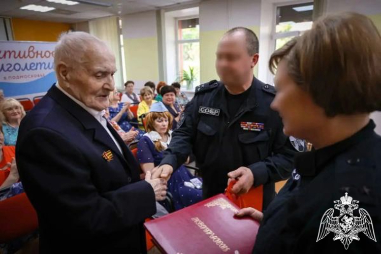 Росгвардейцы в Подмосковье поздравили ветерана Великой Отечественной войны с Днём Победы