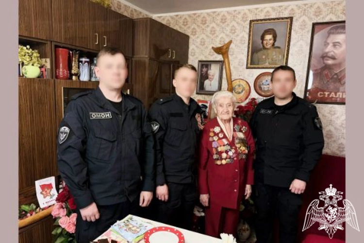 102 года мужества и памяти: бойцы ОМОН "Русич" подмосковного главка Росгвардии поздравили ветерана Великой Отечественной войны Марию Михайловну Рохлину с Днём Победы