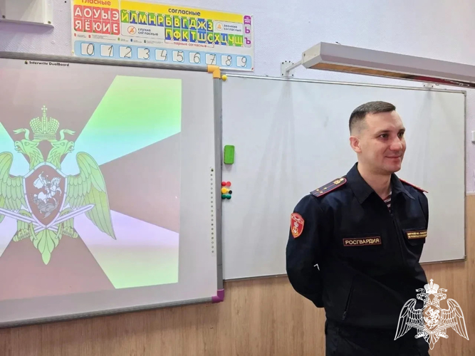 Росгвардейцы провели урок мужества для школьников в Подмосковье
