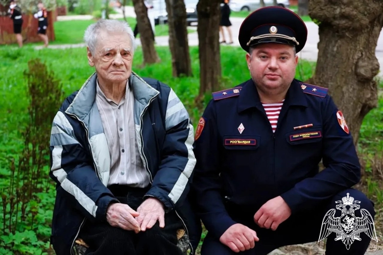 Сотрудники подмосковного главка Росгвардии приняли участие в акции «Парад у дома ветерана»
