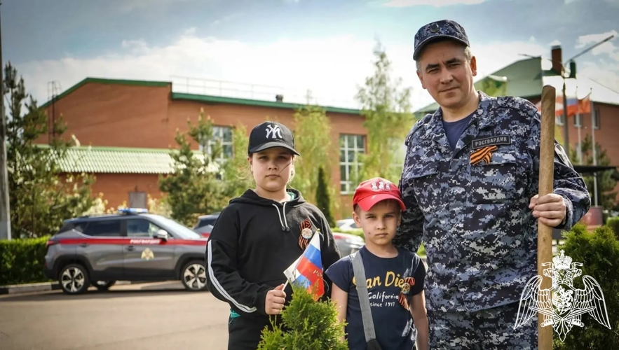 В Подмосковье росгвардейцы присоединились к патриотической акции «Лес Победы»