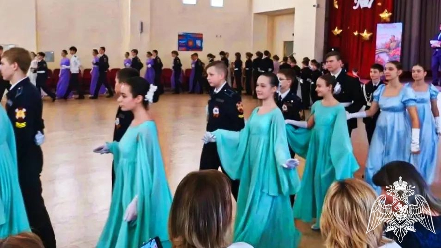 Росгвардейцы организовали кадетский бал «Вальс Победы» в Подмосковье