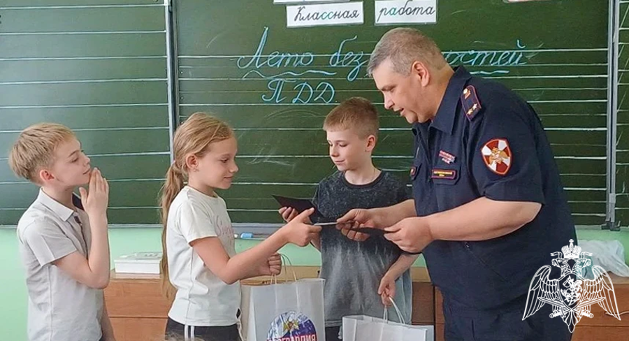 Росгвардейцы рассказали школьникам о правилах безопасного поведения на каникулах в Подмосковье