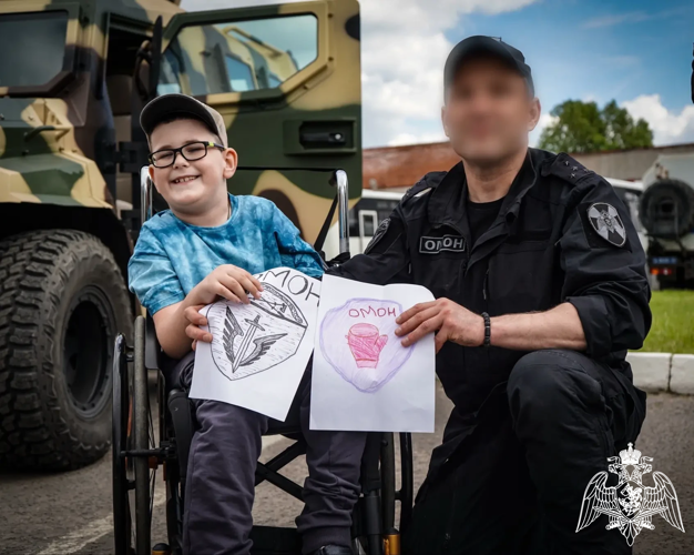 Сотрудники спецподразделения подмосковного главка Росгвардии организовали детский праздник для воспитанников интернатов