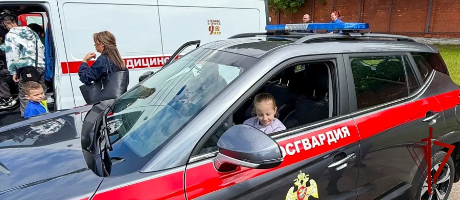 Росгвардейцы организовали выставку спецсредств и вооружения на ярмарке вакансий в Подмосковье