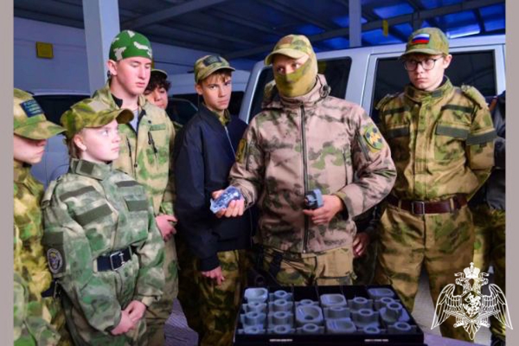 Сотрудники спецподразделения подмосковного главка Росгвардии организовали день открытых дверей для воспитанников военно-патриотического центра