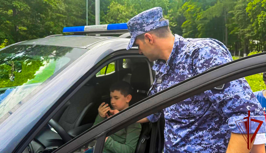 Росгвардейцы посетили летний лагерь в Подмосковье