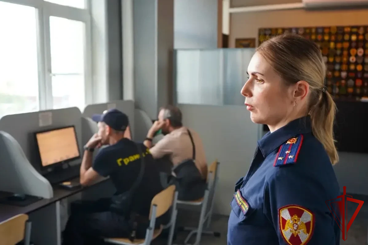 Сотрудники подмосковного главка Росгвардии провели периодическую проверку для подтверждения лицензий охранников