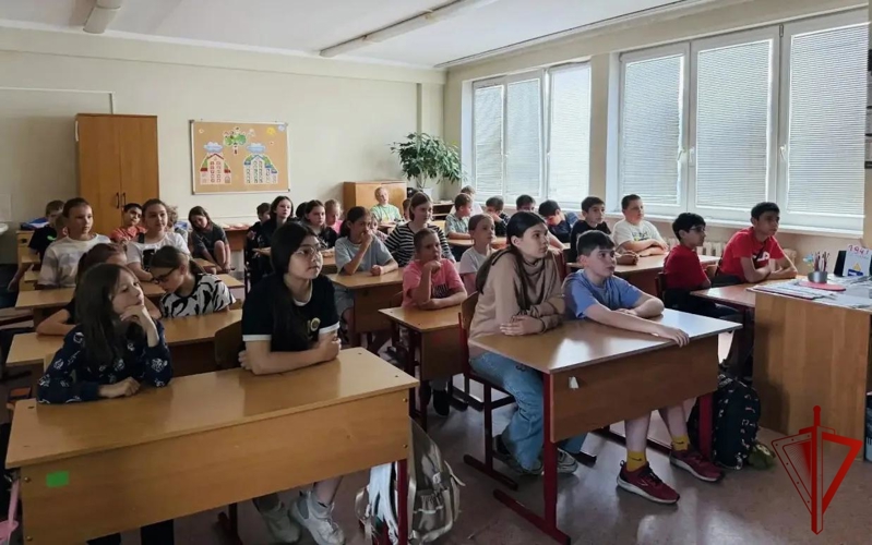 Росгвардейцы посетили летний лагерь в Подмосковье