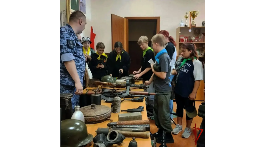 Сотрудник подмосковного главка Росгвардии провёл урок мужества для школьников в Подмосковье