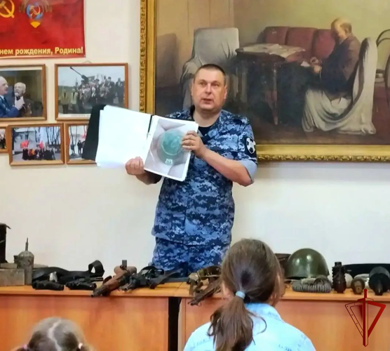 Сотрудник подмосковного главка Росгвардии провёл урок мужества для школьников в Подмосковье