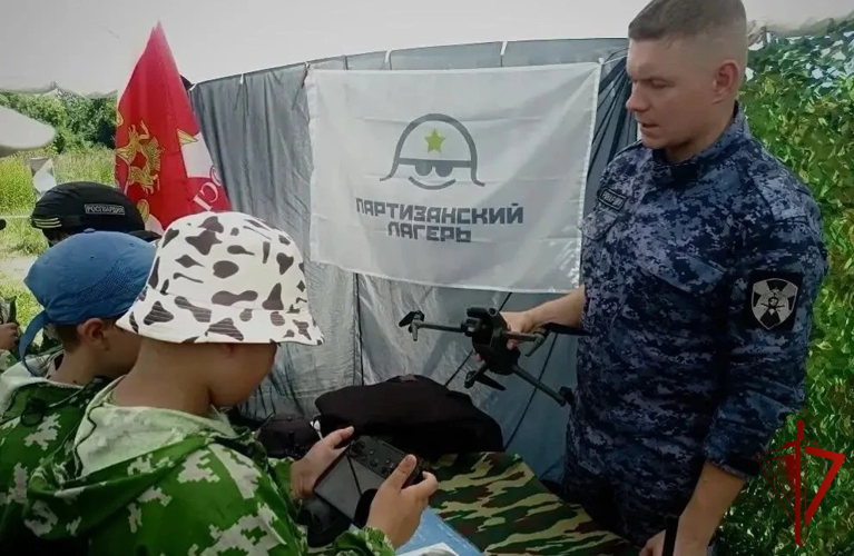 Сотрудники Росгвардии провели урок мужества для молодежи в Подмосковье 
