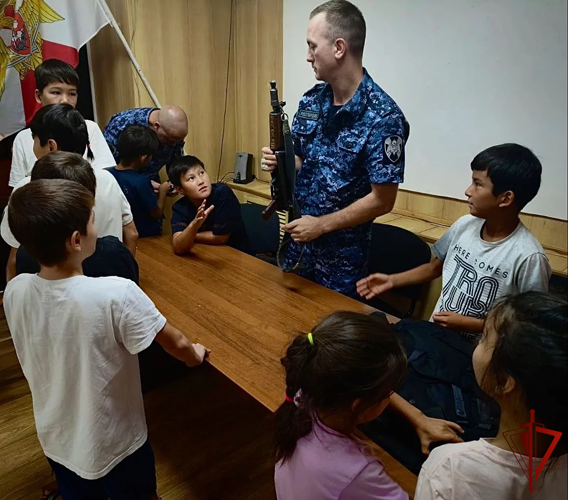 Росгвардейцы организовали день открытых дверей для воспитанников детского лагеря в Байконуре