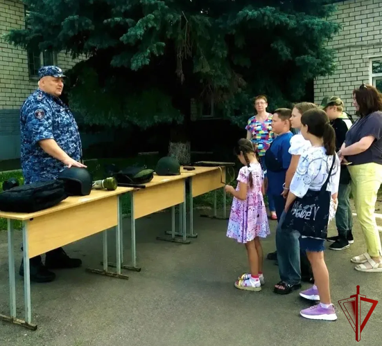Росгвардейцы провели день открытых дверей для школьников в Подмосковье
