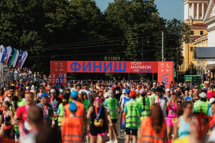 Сотрудники подмосковного главка Росгвардии приняли участие в полумарафоне «Северная столица»