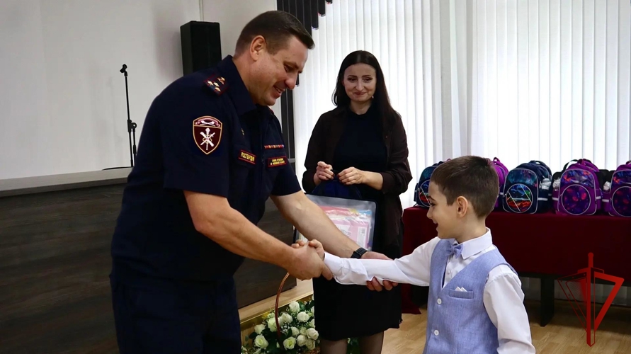 В рамках акции «Собери ребёнка в школу» Главное управление Росгвардии по Московской области вручило школьные рюкзаки детям сотрудников