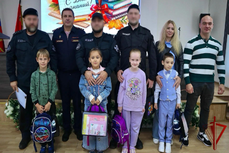 В рамках акции «Собери ребёнка в школу» Главное управление Росгвардии по Московской области вручило школьные рюкзаки детям сотрудников