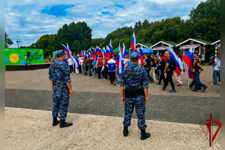 Росгвардейцы обеспечили безопасность праздничных мероприятий в честь Дня Государственного флага России в Подмосковье