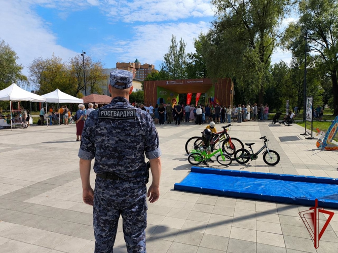 Росгвардейцы обеспечили безопасность праздничных мероприятий в честь Дня Государственного флага России в Подмосковье
