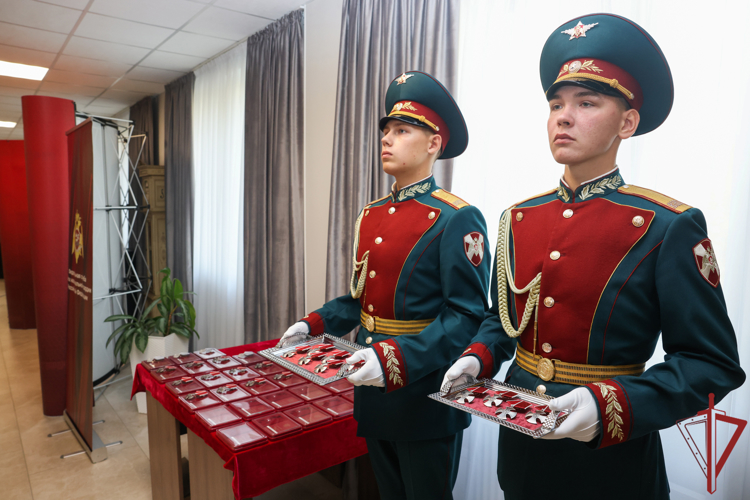 Заместитель директора Росгвардии вручил ордена Мужества и медали «За отвагу» росгвардейцам-участникам СВО, находящимся на излечении в Главном госпитале ведомства