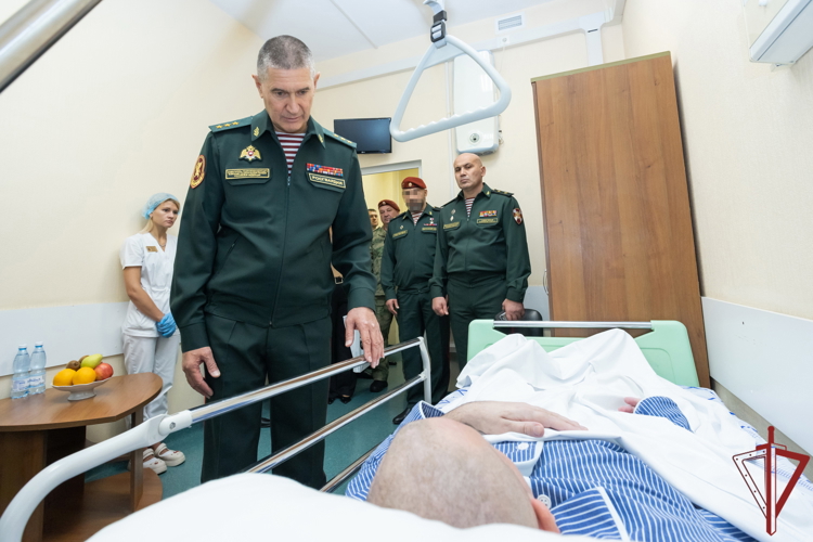 Заместитель директора Росгвардии вручил ордена Мужества и медали «За отвагу» росгвардейцам-участникам СВО, находящимся на излечении в Главном госпитале ведомства