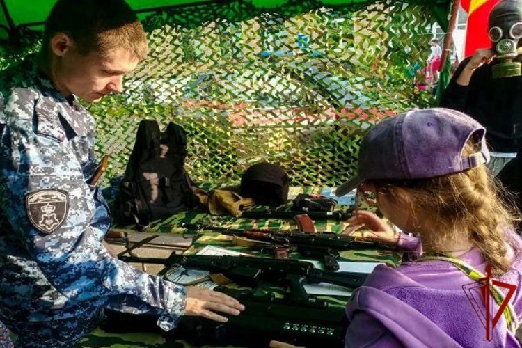 Сотрудники Росгвардии организовали выставку вооружения и спецтехники в Подмосковье