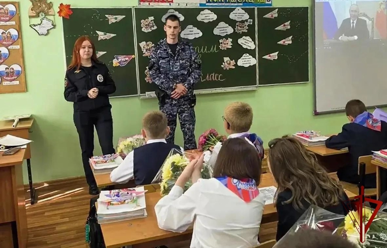 Росгвардейцы поздравили школьников с Днем знаний в Подмосковье