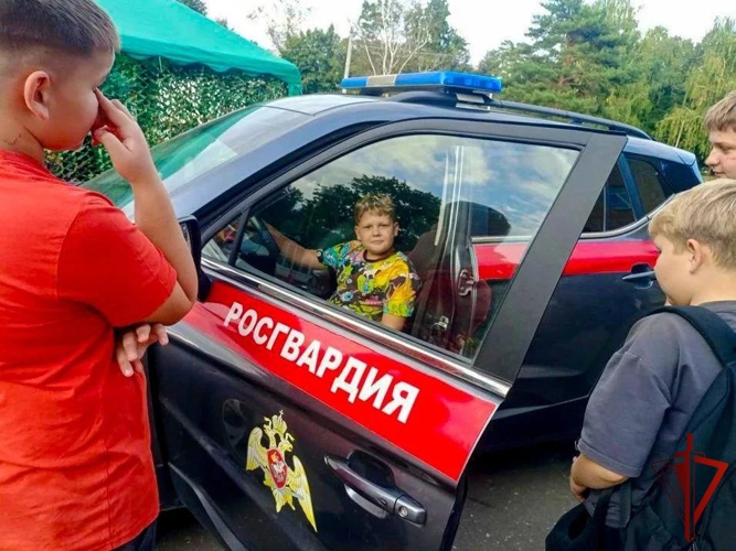 Сотрудники Росгвардии организовали выставку вооружения и спецтехники в Подмосковье