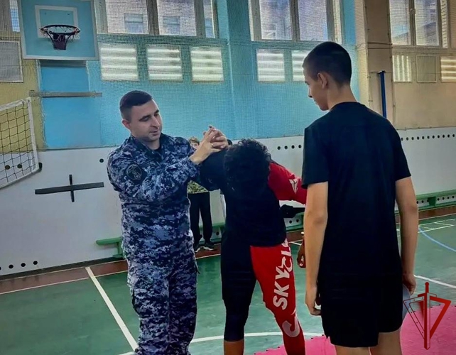 Росгвардейцы провели урок самообороны для кадетов в Подмосковье