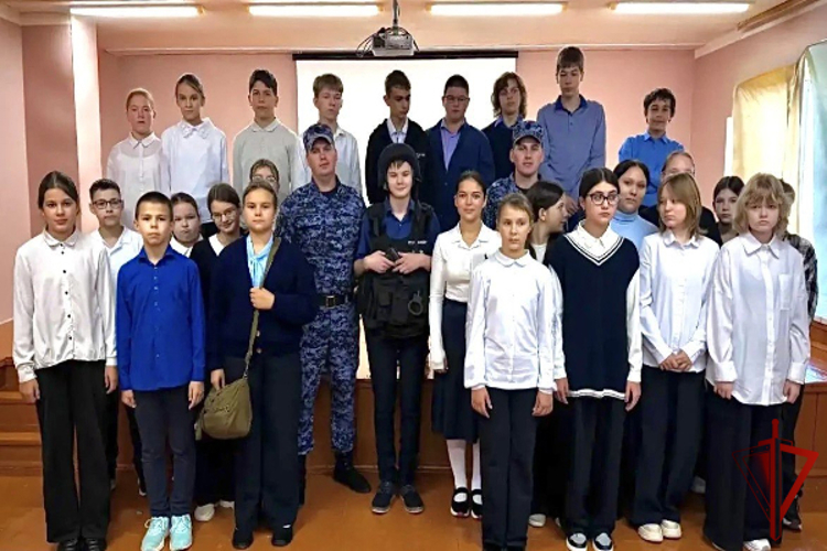 Росгвардейцы провели урок безопасности для школьников в Подмосковье 