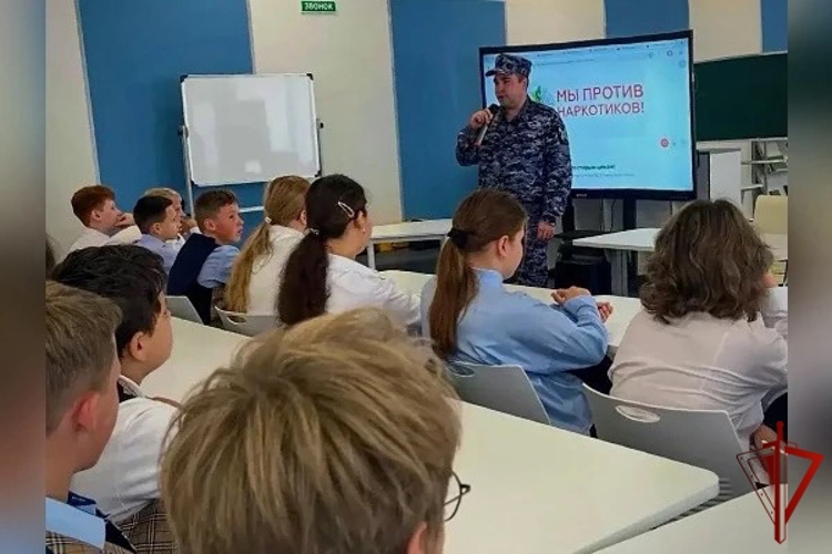 Росгвардейцы провели для школьников профилактическую встречу в Подмосковье