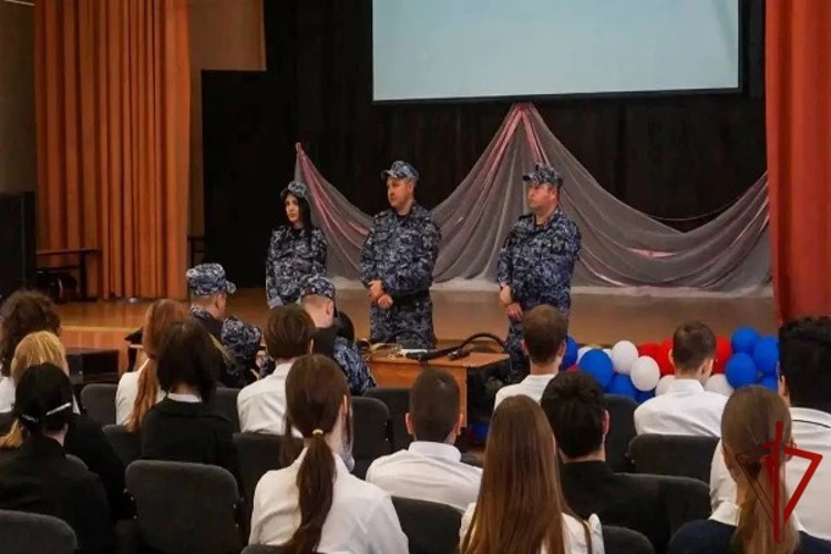 Росгвардейцы провели урок мужества для старшеклассников в Подмосковье