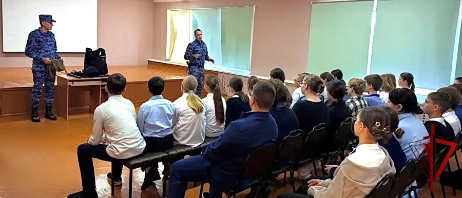 Росгвардейцы провели урок безопасности для школьников в Подмосковье 