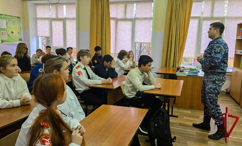 Росгвардейцы провели «Урок мужества» для кадетов в Подмосковье