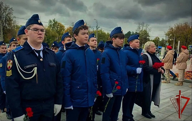 Росгвардейцы почтили память Подольских курсантов в Подмосковье