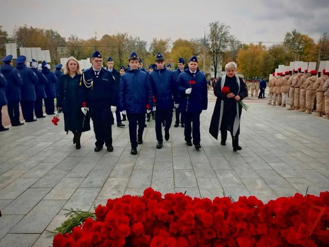 Росгвардейцы почтили память Подольских курсантов в Подмосковье