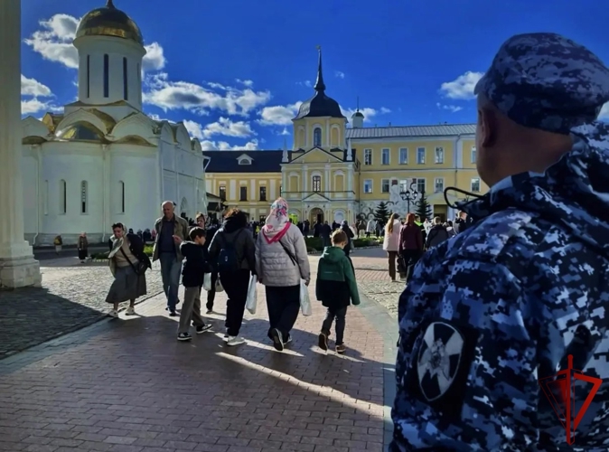 Росгвардейцы обеспечили безопасность праздничного богослужения в Троице-Сергиевой Лавре