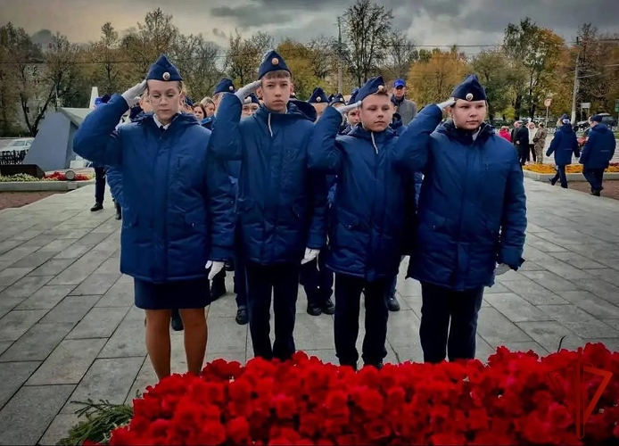Росгвардейцы почтили память Подольских курсантов в Подмосковье