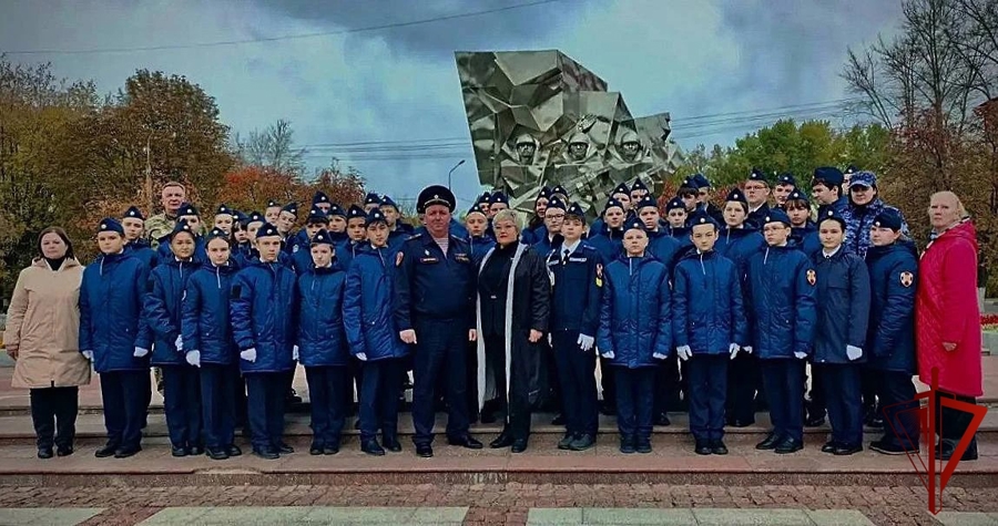 Росгвардейцы почтили память Подольских курсантов в Подмосковье