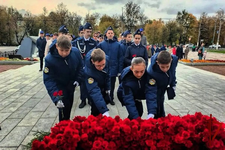 Росгвардейцы почтили память Подольских курсантов в Подмосковье