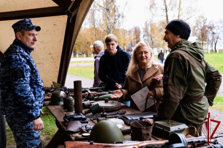 Росгвардеец организовал выставку на военно-патриотическом мероприятии в Подмосковье