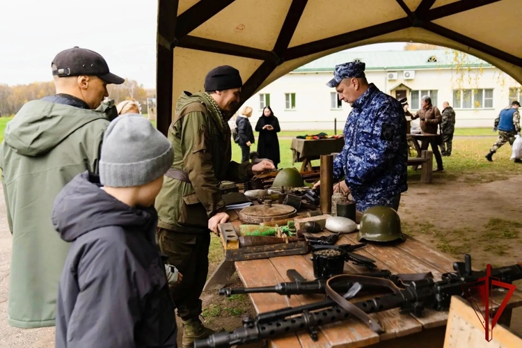 Росгвардеец организовал выставку на военно-патриотическом мероприятии в Подмосковье