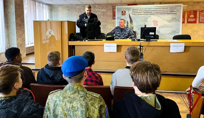 Росгвардейцы провели день открытых дверей для юных патриотов в Подмосковье